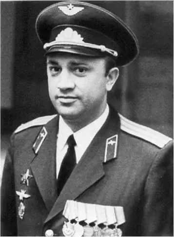 Летчик 1го класса майор Анатолий Башилов В первом же полете через линию - фото 86