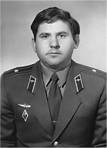 Майор Евгений Гончаренко Прибыл в КБ Миля на совещание Там сидели военпреды - фото 97