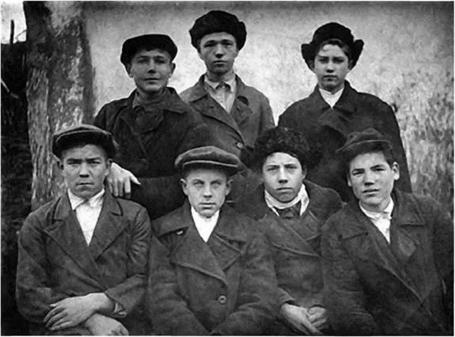 Иванов А П сидит второй справа во время учебы в школе колхозной молодежи - фото 18