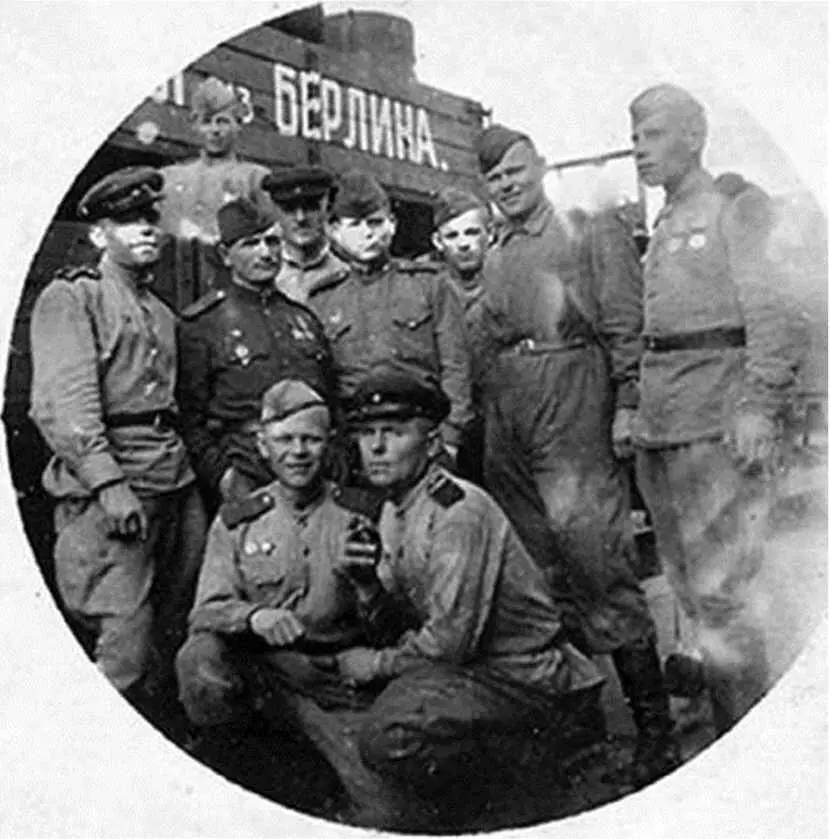 Иванов АП с однополчанами В числе прочего захватили и большой - фото 19