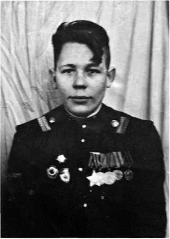 Морозов Евгений Давыдович Вот такой у меня был первый бой После него меня и - фото 22
