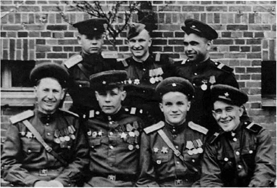С однополчанами А так у меня случай был Я же на войне никогда не пил свои - фото 23