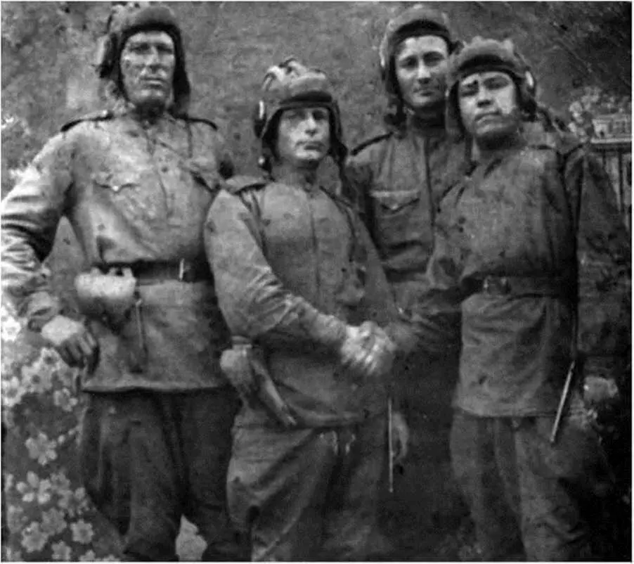 Экипаж СУ76 друг другу жмут руки механикводитель Иван Краснов слева и - фото 27