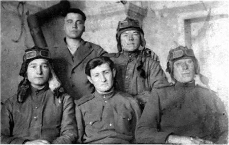 Экипаж СУ76 перед Берлинской наступательной операцией Сидят слева направо - фото 28