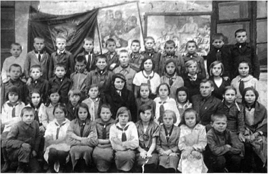 Ученики золотовской школы Александр Федорович Панкин второй справа в верхнем - фото 36