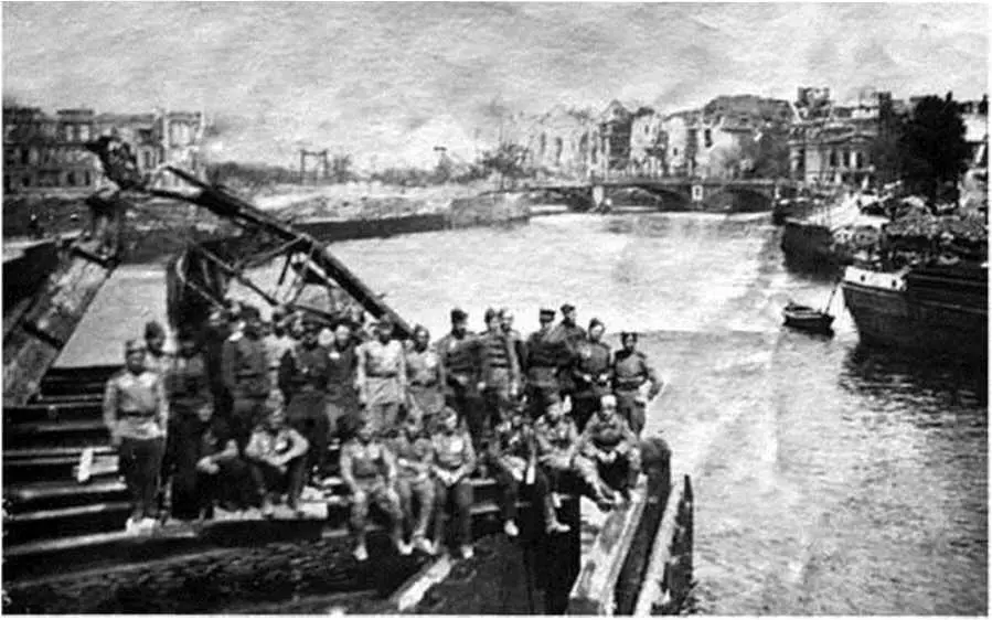 Германия 1945 г У взорванного моста Альбом Корнева В деревню приехал Мама - фото 46