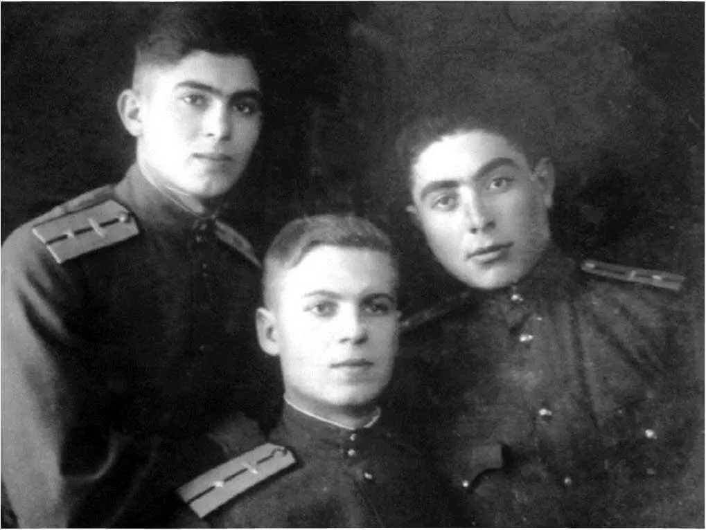 Слева направо Ефим Ямпольский Анатолий Пашукевич Лев Купчин Саратов - фото 49