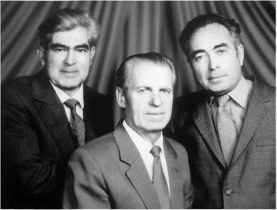 Слева направо Ефим Ямпольский Анатолий Пашукевич Лев Купчин Киев 1983 - фото 50