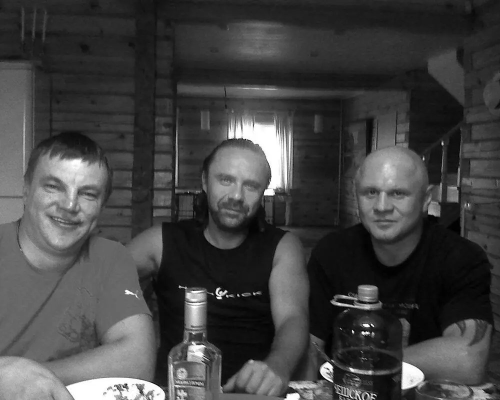 Я в центре Андрей справа Напитки пили без меня прошу понять и простить моих - фото 9