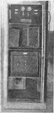 Шкаф со всеми аппаратами составляющими инфракрасного сторожа В 1932 г в - фото 84