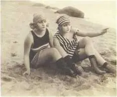 Две девушки на пляже Открытка 1920е годы Футболка рефери Открытка - фото 22