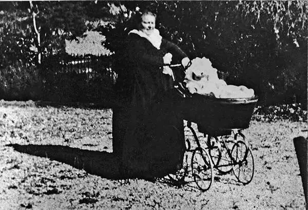 Алина с Коко в коляске ЛеКанне 1901902 Фотограф неизвестен Алина Коко и - фото 30
