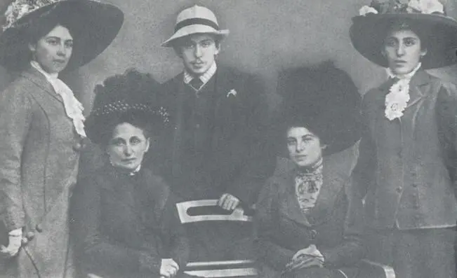 Илья Эренбург с матерью и сестрами Киссинген 1909 Елизавета Мовшенсон - фото 5