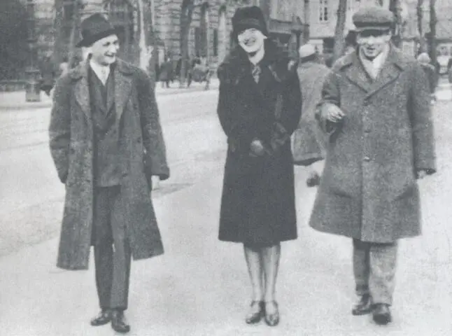 Й Рот Л КозинцеваЭренбург и И Эренбург Франкфурт 1927 Илья Эренбург - фото 33
