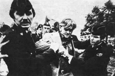 Расправа над забастовщиками В своей книге Политические репрессии в - фото 15