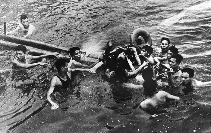 1967 год вьетнамцы вытаскивают из реки будущего сенатора Маккейна Впрочем - фото 38