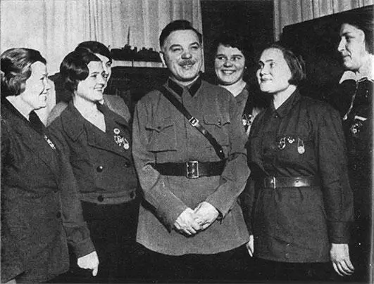 В гостях у наркома комсомолки ворошиловские стрелки 1940 год После военных - фото 10