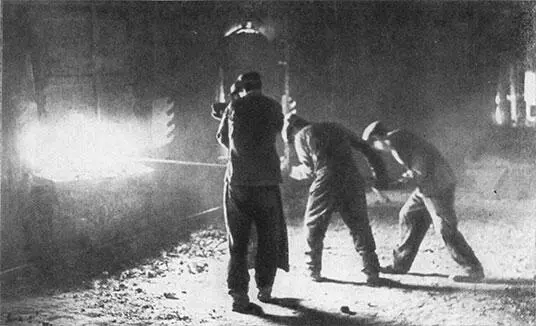 У мартена завода Серп и молот Октябрь 1941 года Зенитчики на Советской - фото 14