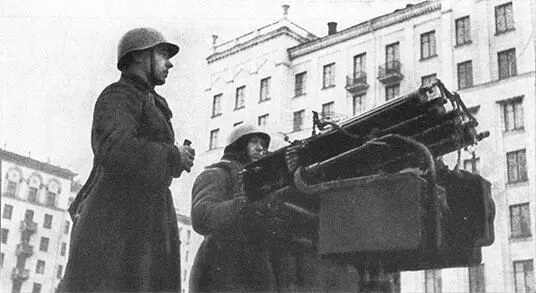 Октябрь 1941 года Зенитчики на Советской площади в Москве Слева направо - фото 15