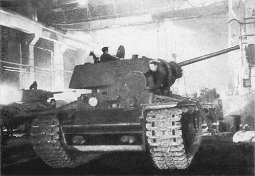 1941 год Ремонт танков на заводе Динамо Молодые слесаристахановцы Виктор - фото 17