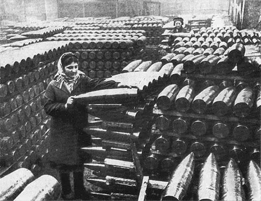 1942 год Урал фронту На складе готовых снарядов для отправки на фронт - фото 19