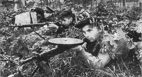 1942 год В школе снайперов проводит занятия прославленный снайпер Герой - фото 27