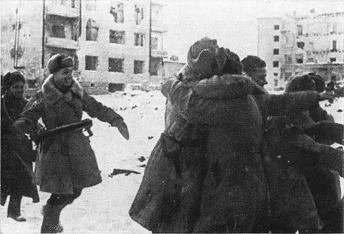 31 января 1943 г в 9 ч 20 мин на улице 9 января города Сталинграда - фото 31