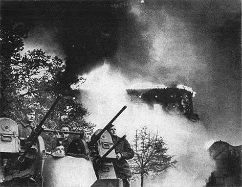 Германия 1945 год Зенитчики отражают налет фашистской авиации 2 мая 1945 - фото 38