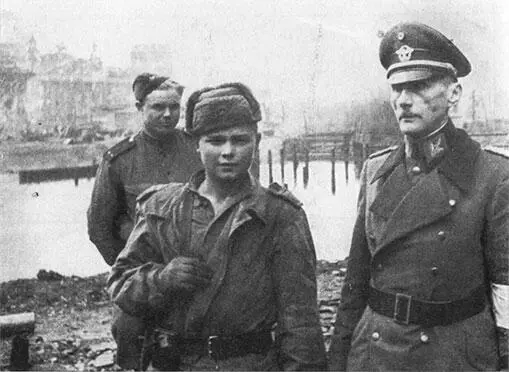 2 мая 1945 года Захватили в плен гитлеровского генерала Лейтенант Алексей - фото 39