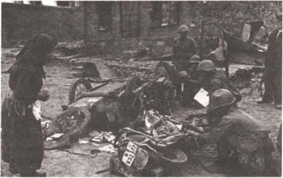 Освобожденные Сольцы июль 1941 г его 56го корпуса готовящегося возобновить - фото 14