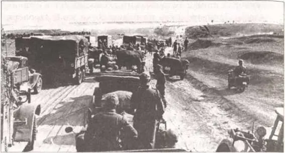 Немецкие части на дороге НовгородШимск август 1941 г к кремлевской стене и - фото 36