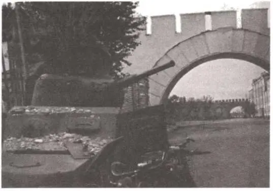 Подбитый советский бронеавтомобиль на въезде в Кремль август 1941 г - фото 39