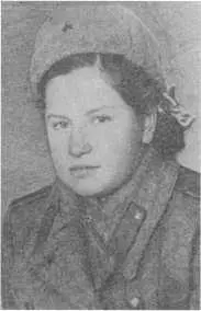Нина Чкалова после сдачи экзаменов на классного радиста Зима 1943 года На - фото 11