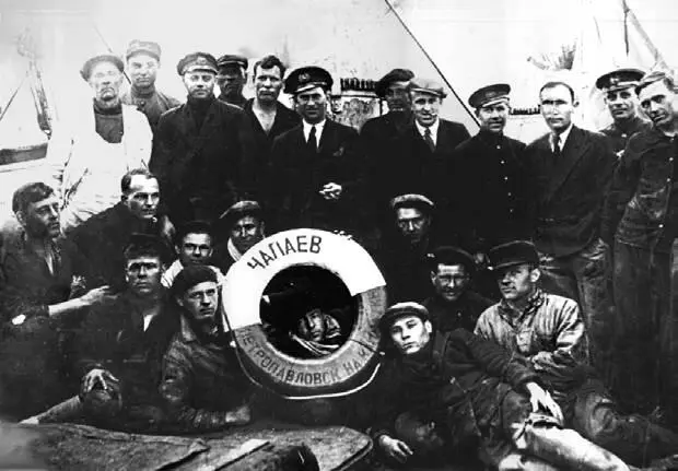 Экипаж парохода Чапаев 1940 г из фондов музея КамчатГТУ Вид на - фото 32