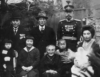 Рис 121 Исии с семьей в 1938 г Слева направо братья Такэо Мицуо и Сиро - фото 21