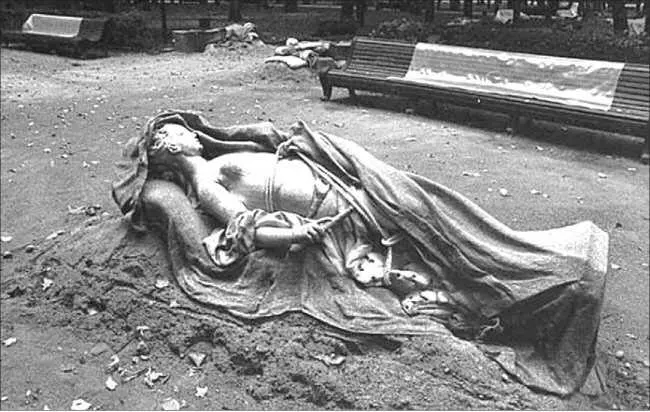 В 1988 г в Летнем саду искали неразорвавшуюся авиабомбу времен Великой - фото 262