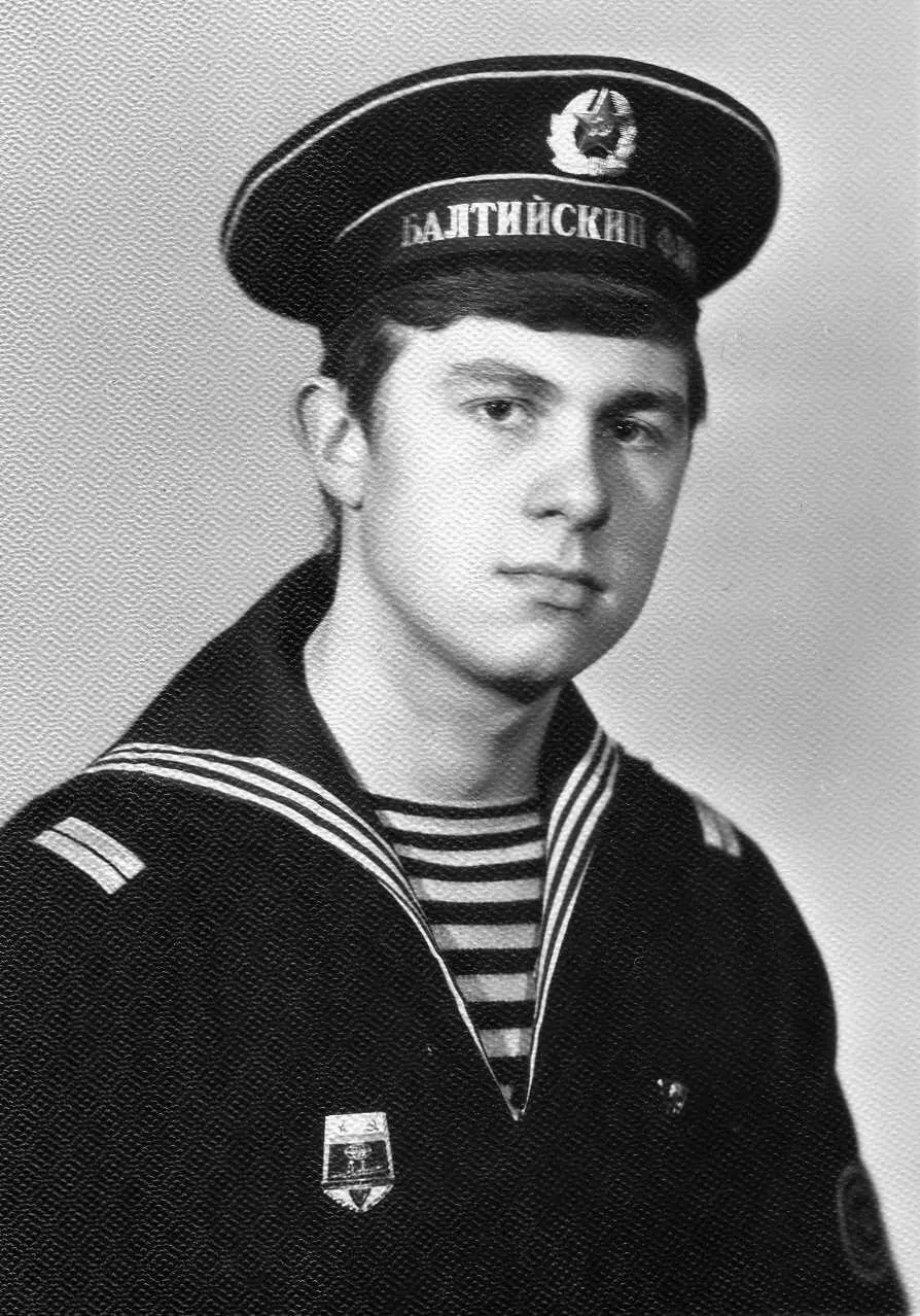 В фотоателье нас сфотографировали во всей военноморской красе Фотографии были - фото 15