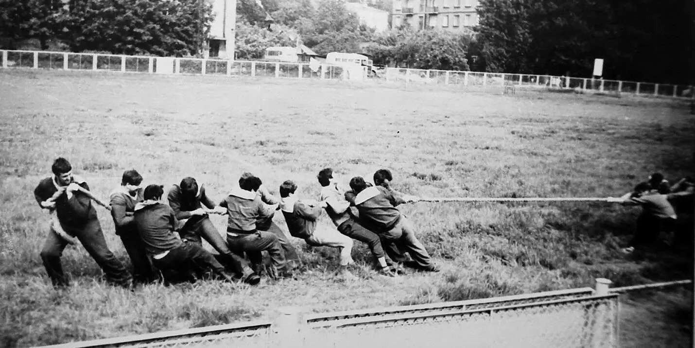 А так проходил спортивный праздник у нас в ЛМУ ММФ СССР На гири послали меня - фото 17