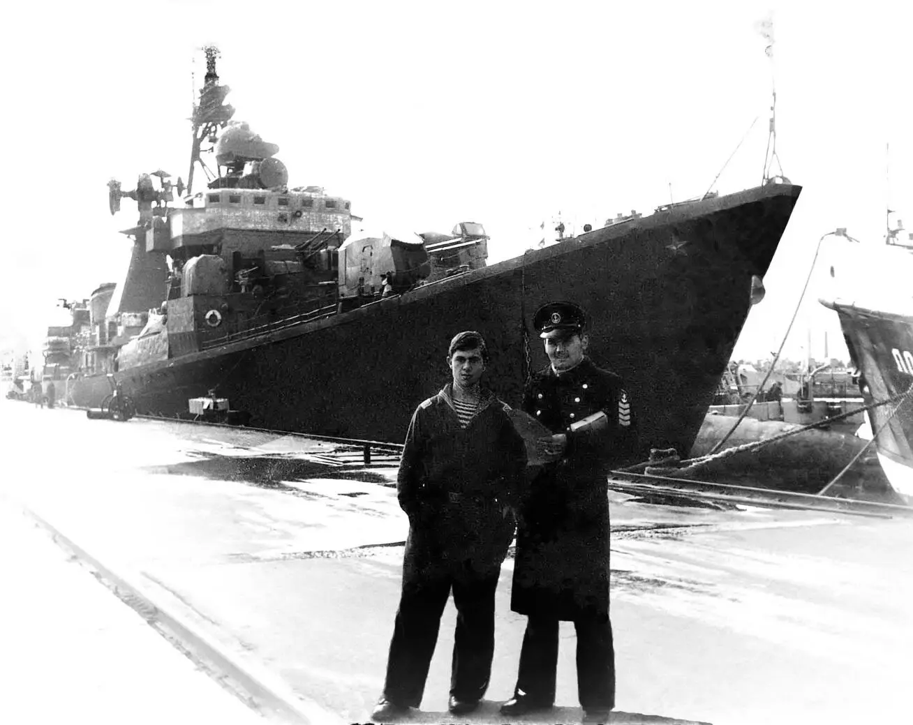 На снимке мы с Олегом Соколовым на фоне эсминца Настойчивый Лиепая 1980г - фото 19