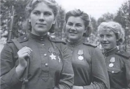 Снайперы Роза Шанина Саша Екимова и Лида Вдовина 3й Белорусский фронт 1944 - фото 4