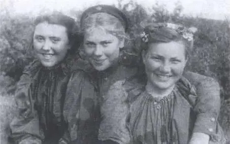 Боевая тройка Калерия Петрова Роза Шанина и Саша Екимова Литва лето или - фото 9