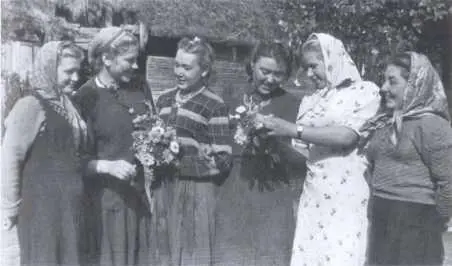 Роза Шанина с боевыми подругами в Литве летом 1944 г найдя в покинутых домах - фото 10