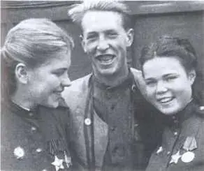 Роза Шанина Александр Становов Дуся Краснобровова 1944 г Из личного архива - фото 11