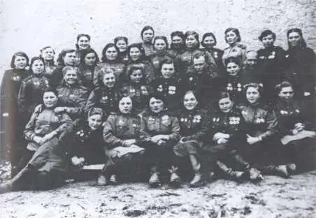 Снайперский взвод Веры Кабернюк Весна 1945 г Из личного архива ВК Зубченко - фото 14