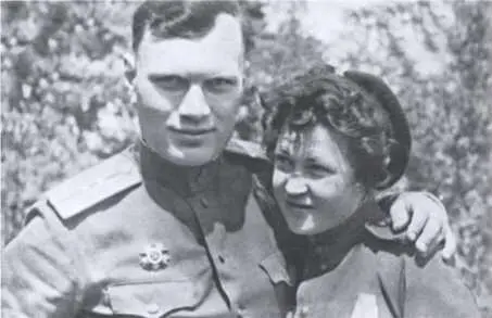 После победы Аня Мулатова с Анатолием Май 1945 г Из личного архива АФ - фото 16