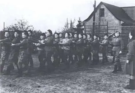Взвод Веры Кабернюк во время учебы в ЦЖШСП Подольск 1943 г Из личного - фото 28