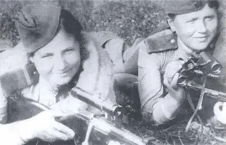 Клава Логинова и Катя Маковеева Фотография сделана в июне незадолго до гибели - фото 31
