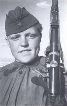 Снайпер Саша Шляхова 2й Белорусский фронт 1944 г Из коллекции РГАКФД - фото 32