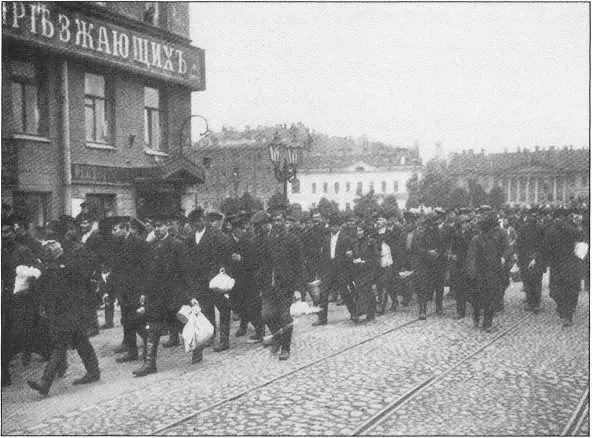 Мобилизация в Петербурге в августе 1914 года Стрелковая рота на марше Учения - фото 18