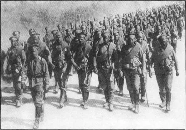 Стрелковая рота на марше Учения в противогазах 1916 Переодетые русские - фото 19